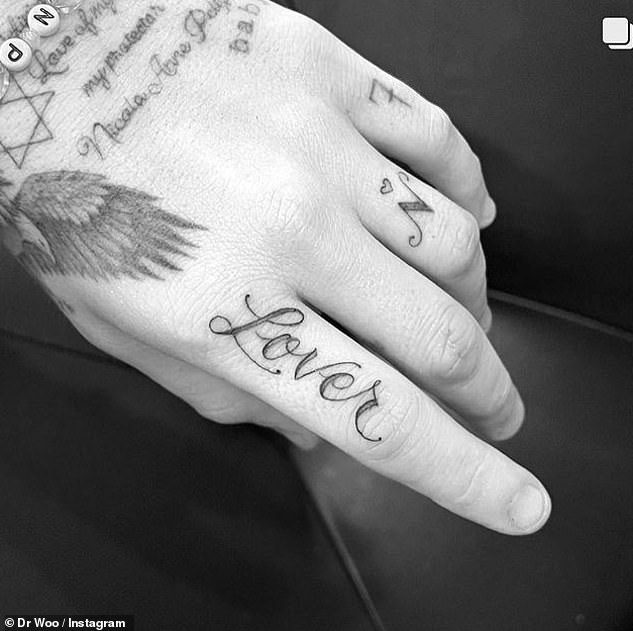 Nuevos tatuajes: el hijo de David y Victoria Beckham se hizo otro tatuaje en diciembre y optó por ponerse tinta en el dedo índice. 