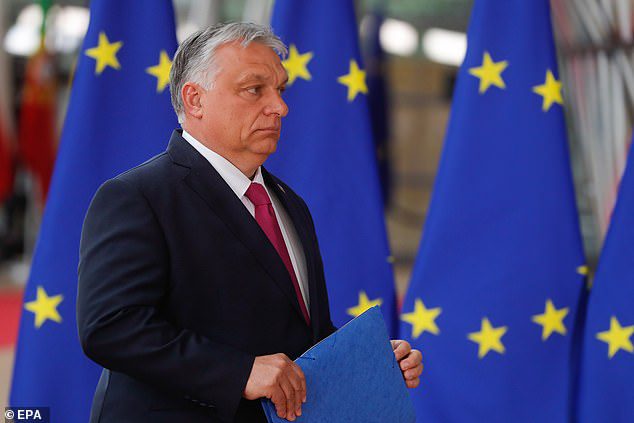 Los líderes de la Unión Europea se reunieron el lunes en Bruselas con la esperanza de persuadir al primer ministro húngaro Viktor Orban (en la foto en Bruselas el lunes) para que acepte un embargo de petróleo suavizado a Rusia como parte de un sexto paquete de sanciones contra Moscú, que Budapest ha detenido.
