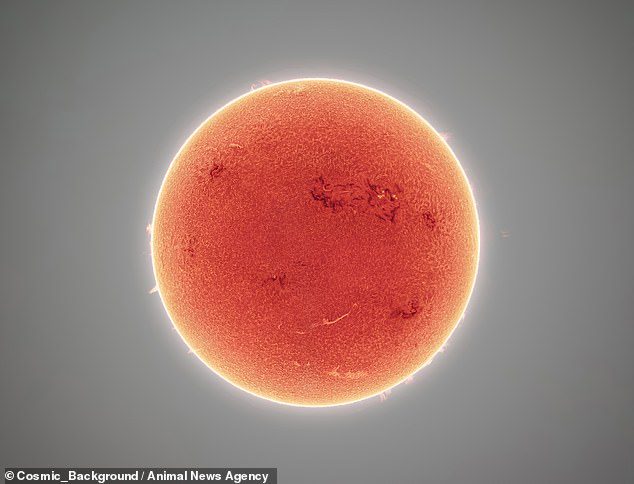 El astrofotógrafo estadounidense Andrew McCarthy seleccionó 30.000 imágenes para crear un mosaico que captura el Sol en alta resolución desde Florencia, Arizona, EE. UU.