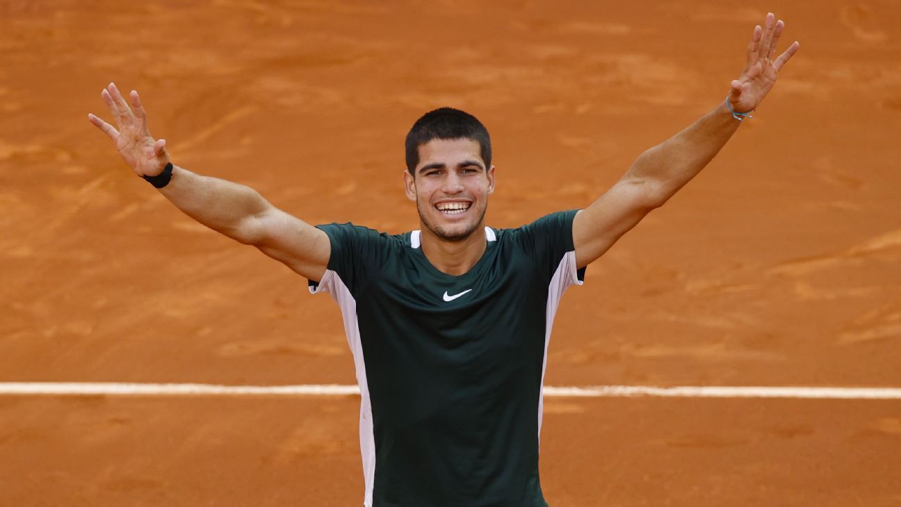 Carlos Alcaraz derrota al número uno del mundo Novak Djokovic para llegar a la final del Abierto de Madrid