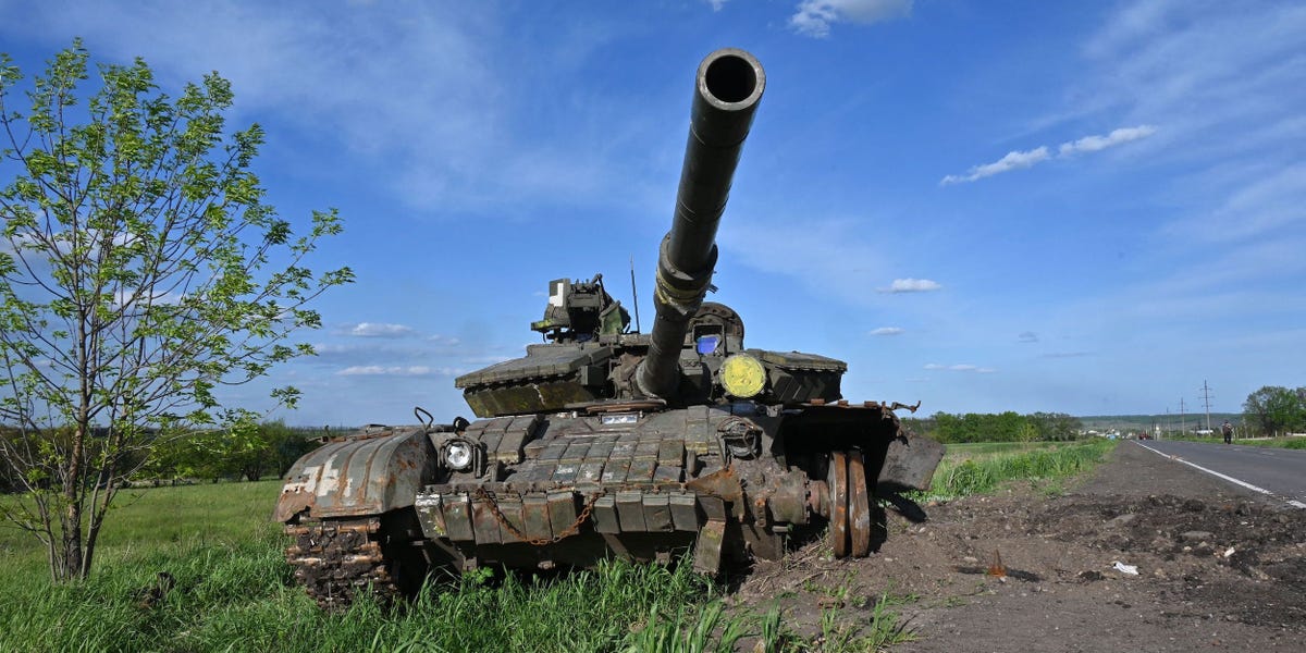 Combatientes voluntarios ucranianos usan un tanque llamado "Conejo" contra las fuerzas rusas
