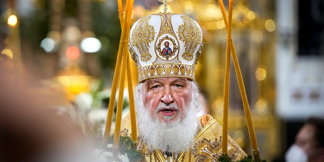 El patriarca ortodoxo ruso Kirill ofrece una misa de Navidad en la Catedral de Cristo Salvador en Moscú, Rusia, el jueves 6 de enero de 2022. 