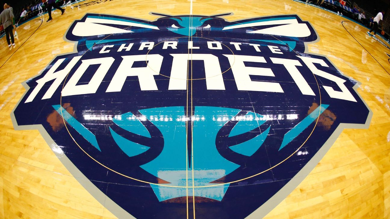 Las fuentes han declarado que Mike D'Antoni era un candidato serio ya que los Charlotte Hornets están comenzando las entrevistas para un puesto de pasantía.