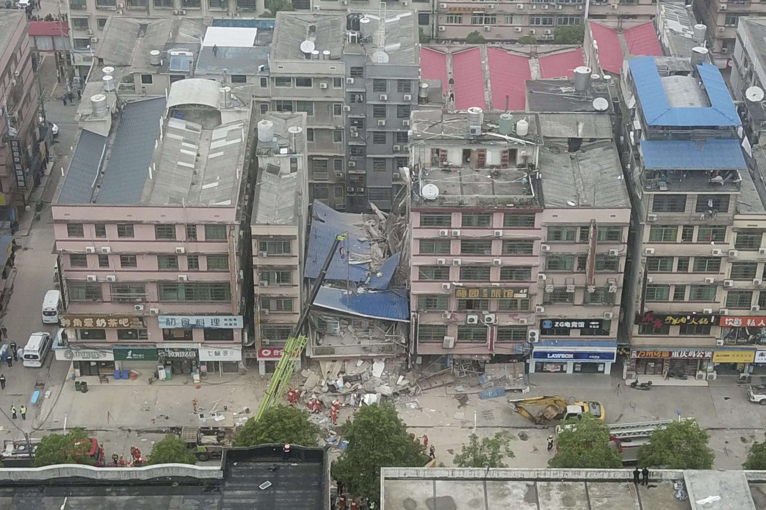Mujer rescatada 50 horas después de derrumbe de edificio en China