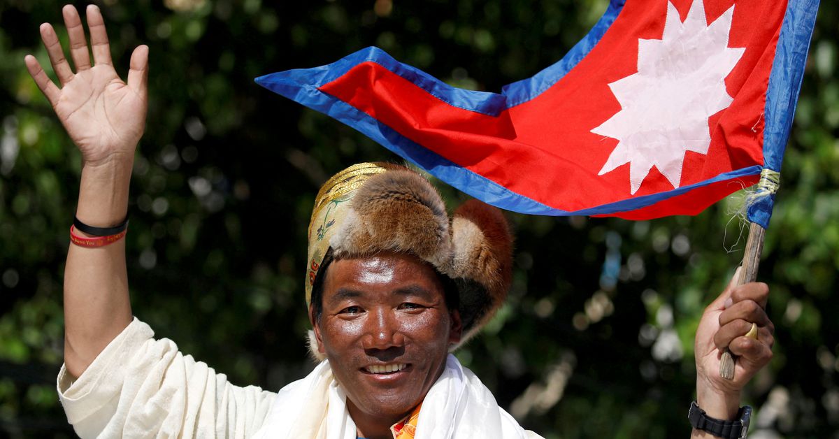 Nepaleses escalan el Monte Everest para establecer un récord por 26ª vez