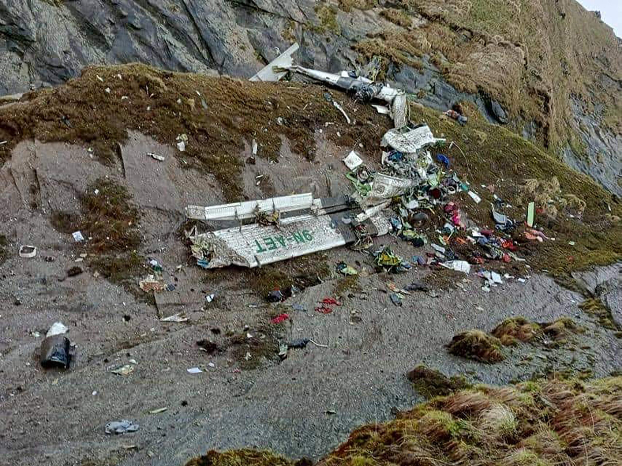 Se encontraron restos de aviones en las montañas de Nepal;  17 cuerpos recuperados