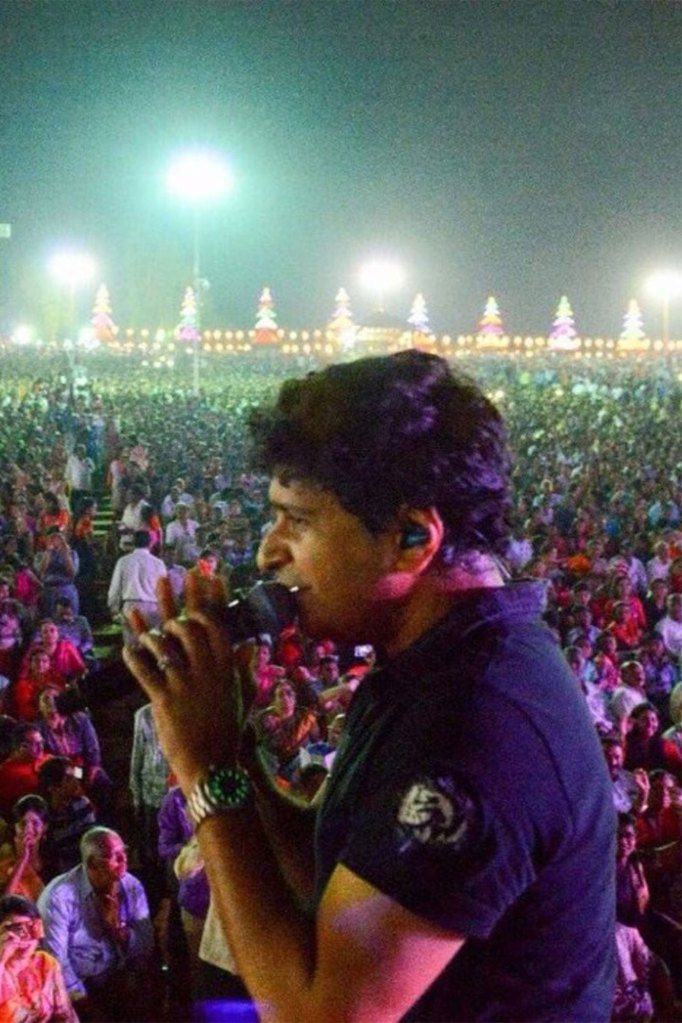 El cantante indio Krishnakumar Kunath se presenta en un concierto en un estadio en Mumbai, India.