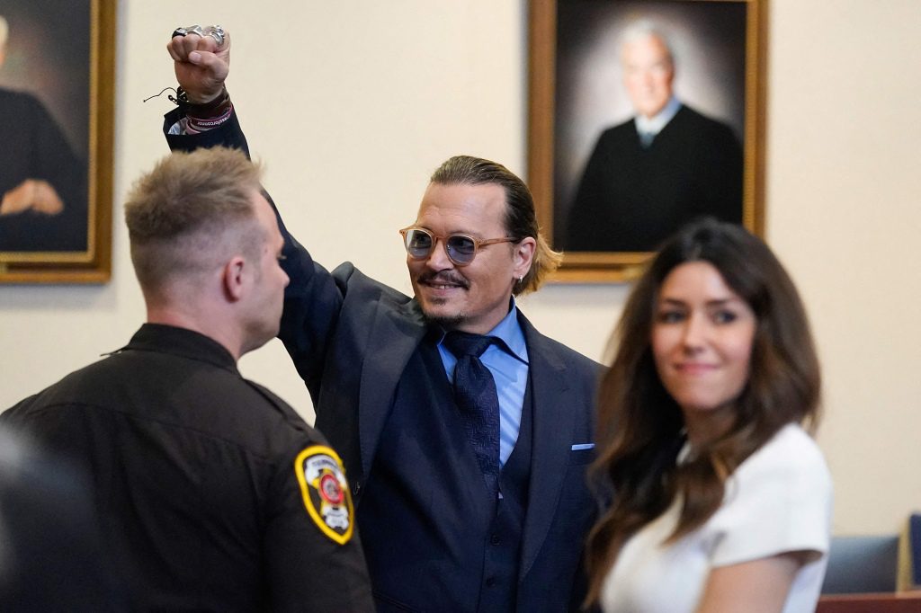 Depp levanta el puño en la sala del tribunal el 27 de mayo.