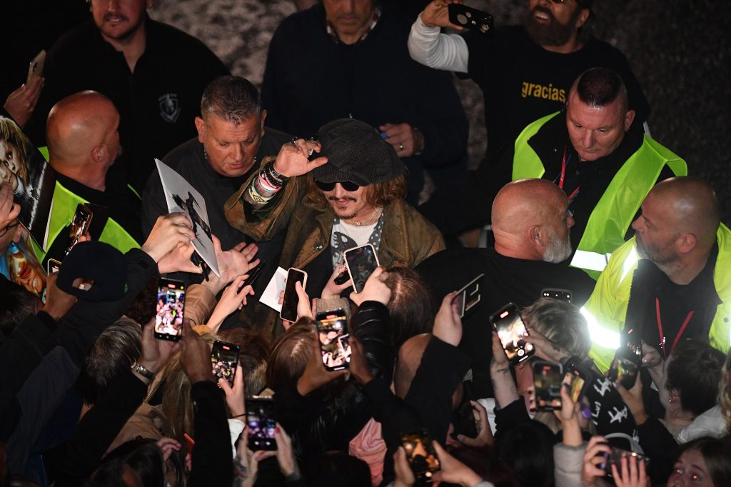 Depp saluda a los fans fuera del escenario.