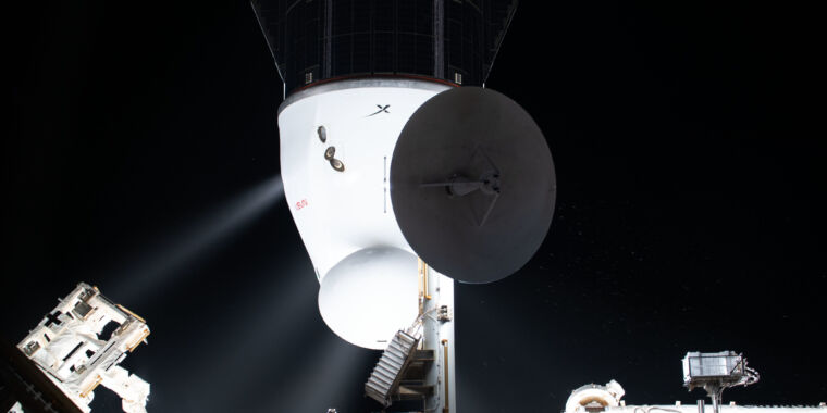 La NASA y SpaceX detienen el lanzamiento de Dragon para estudiar el problema de la hidracina