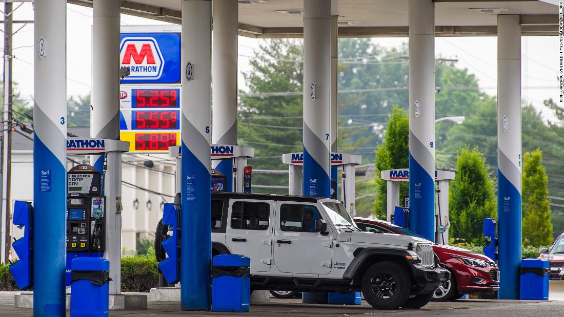 El precio promedio de la gasolina en EE.UU. alcanzó los $5 por primera vez