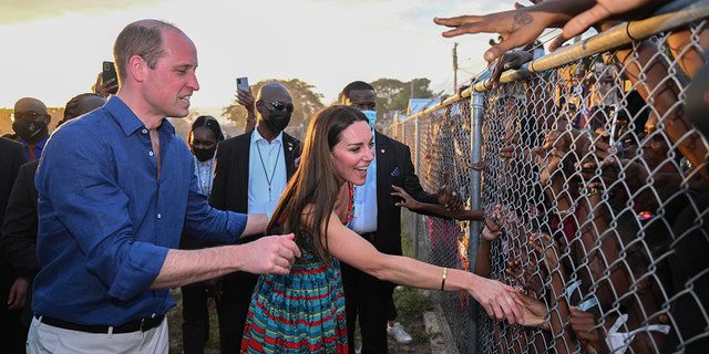 Catherine, la duquesa de Cambridge y el príncipe William visitan Trench Town, la cuna del reggae, durante su gira por el Caribe el 22 de marzo de 2022 en Kingston, Jamaica.