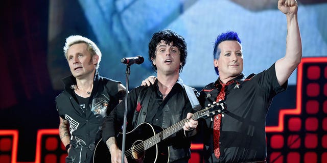 Los miembros de Green Day Mike Dirnt, izquierda, Billie Joe Armstrong, centro y Tre Cool.