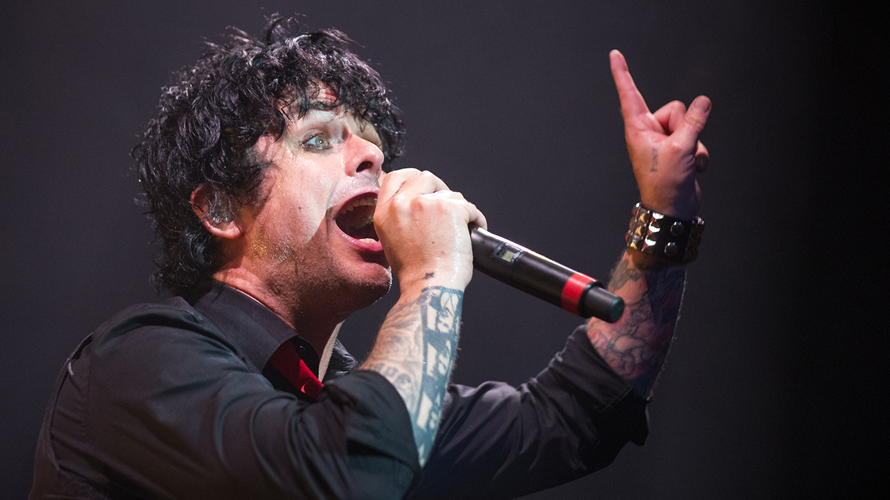 Billy Joe Armstrong de Green Day dice que está renunciando a su ciudadanía estadounidense: 'F --- America'
