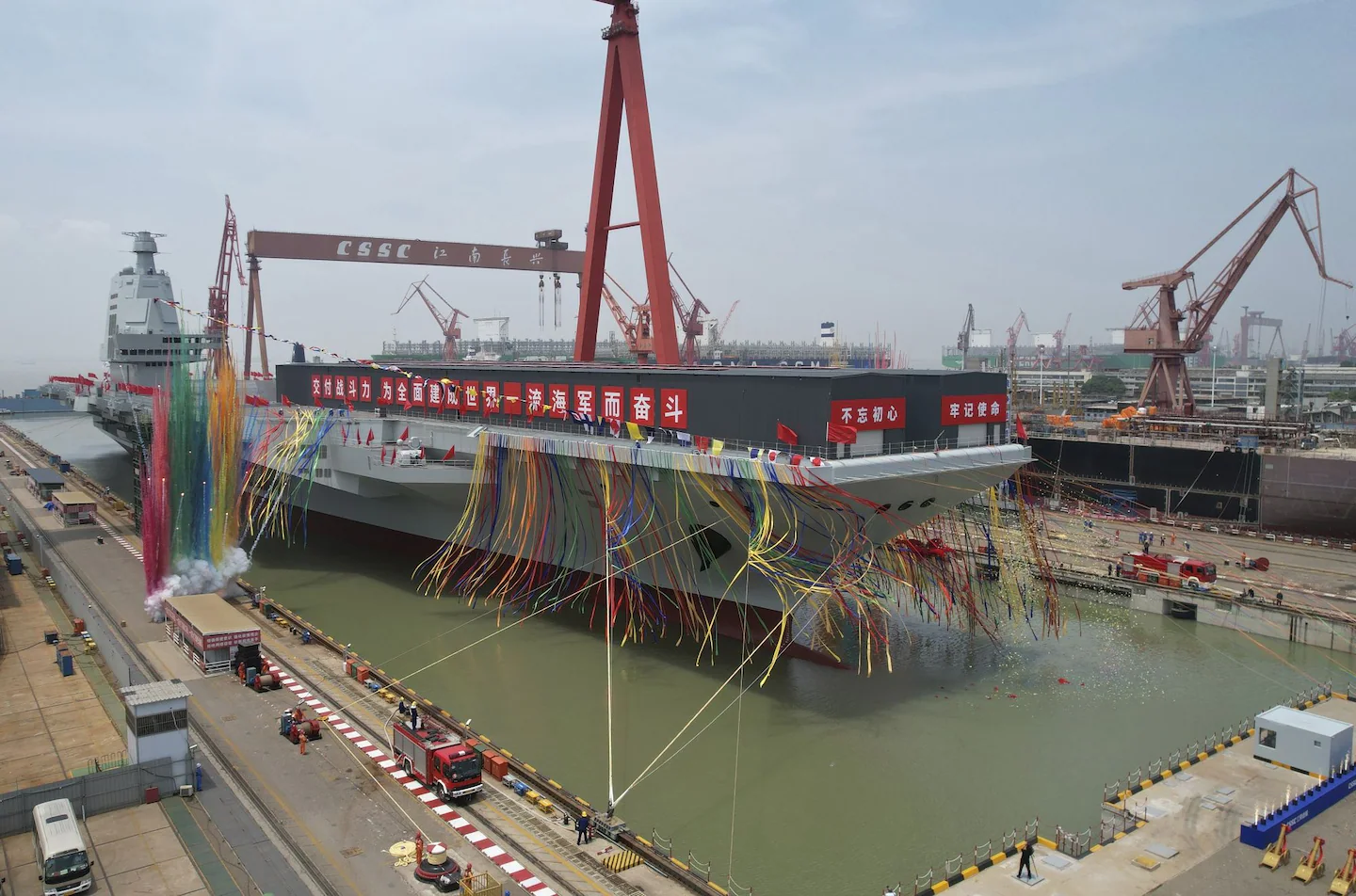 China lanzó su tercer portaaviones, Fujian
