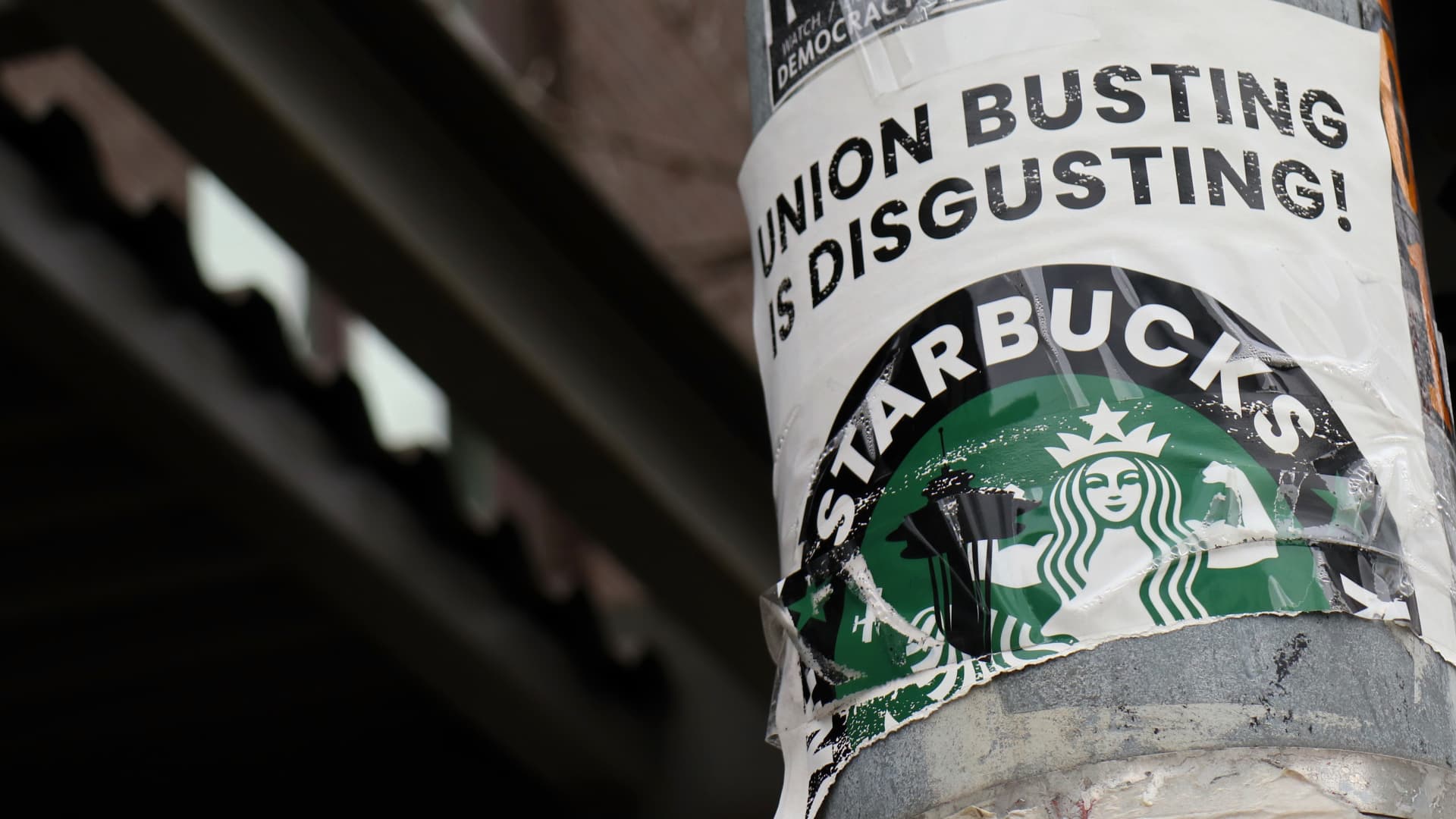 El sindicato alegó que Starbucks cerró ilegalmente la cafetería en respuesta, informa Bloomberg