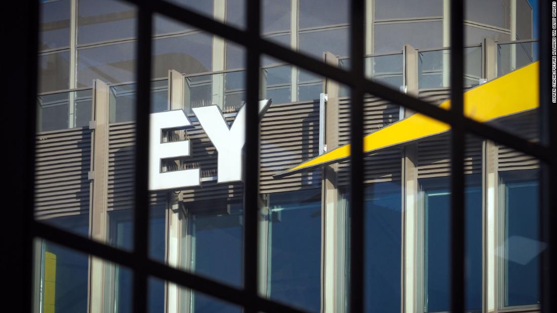 Ernst & Young multado con $ 100 millones después de que los empleados hicieran trampa en los exámenes de CPA
