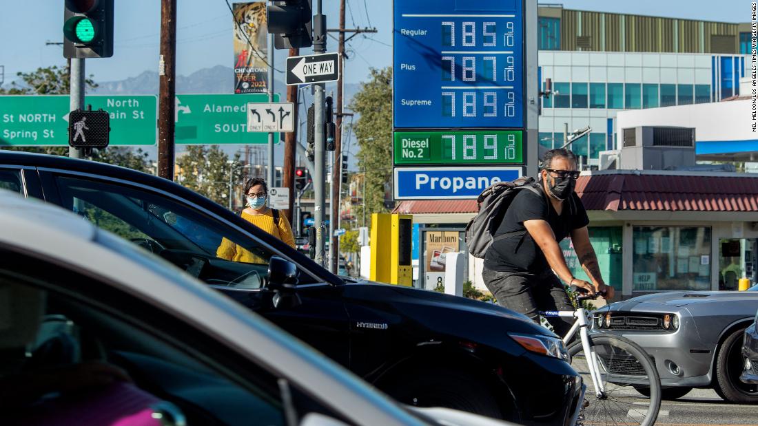 La inflación está aumentando al ritmo más rápido en 40 años, impulsada por los precios récord de la gasolina