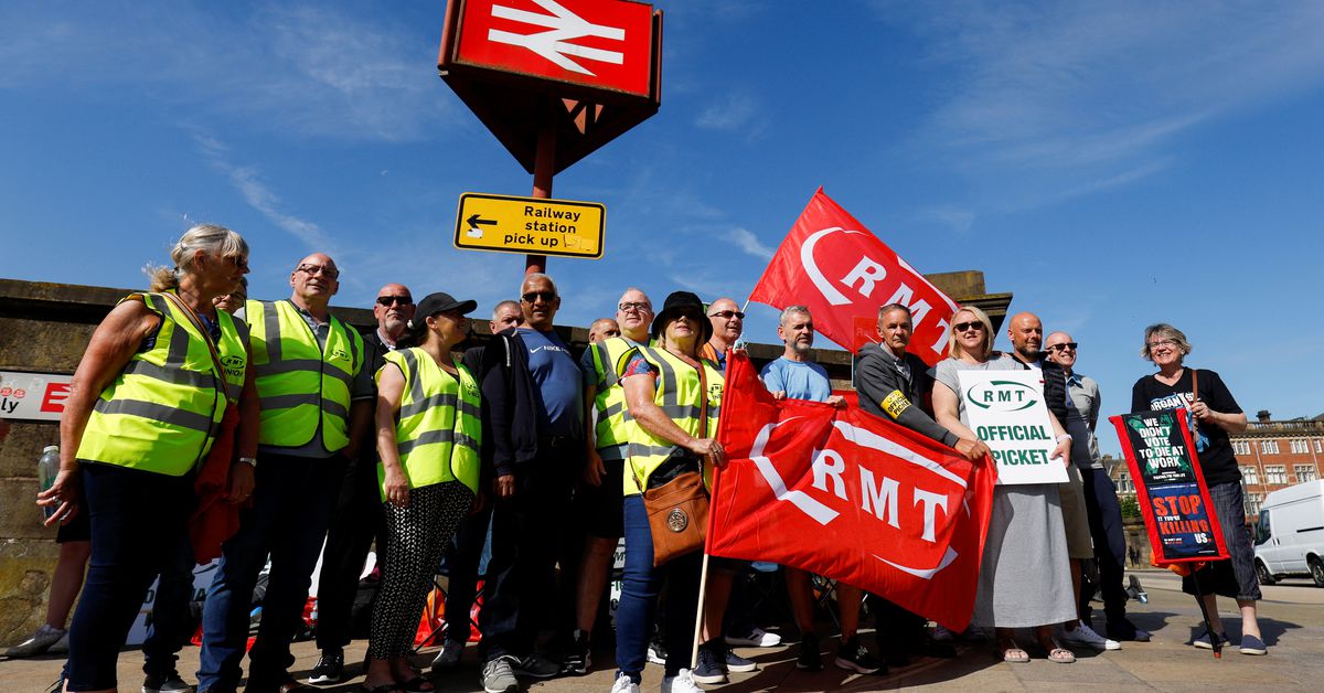 Miles de personas participan en la huelga ferroviaria más grande de Gran Bretaña en 30 años mientras Johnson promete mantenerse firme