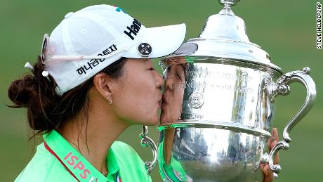 Minji Lee aceptó la Copa Harton S.  Semple tras ganar la última ronda del US Open Women's Golf Championship.