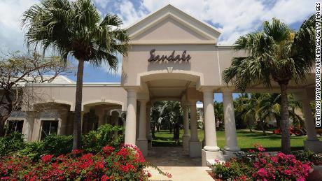 Se está realizando una autopsia a los huéspedes encontrados muertos en el resort Sandals en las Bahamas.  Esto es lo que sabemos