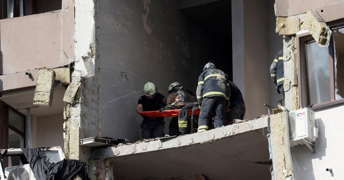 Ucrania dice que misiles rusos mataron a una persona e hirieron a cinco en Kyiv