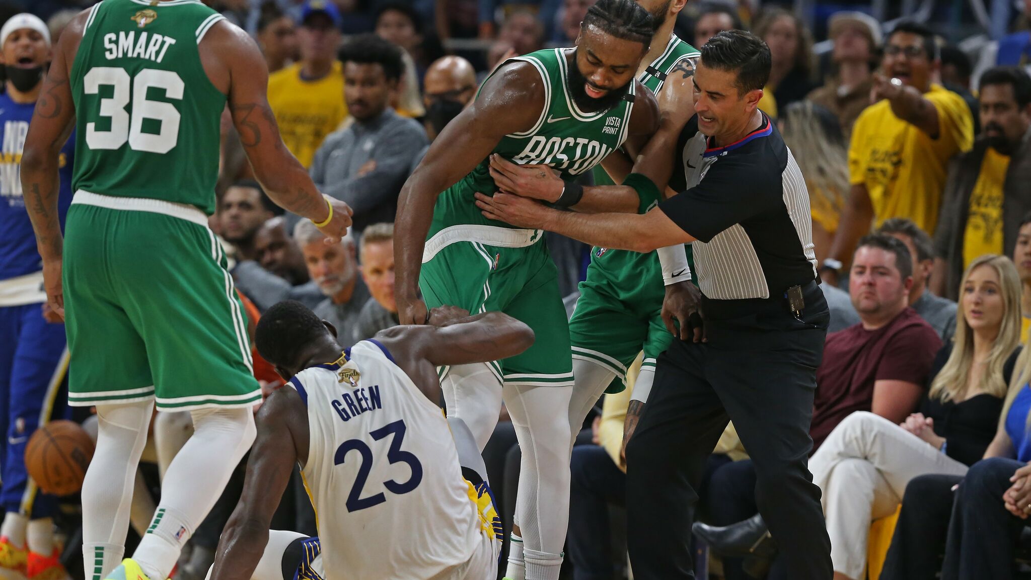 Warrior Draymond Green fue azotado por Celtics con extraño comportamiento