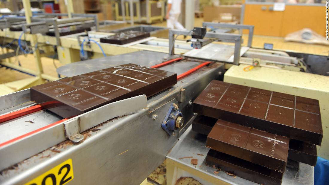 Salmonella: Barry Callebaut, la fábrica de chocolate más grande del mundo, cierra debido a un brote