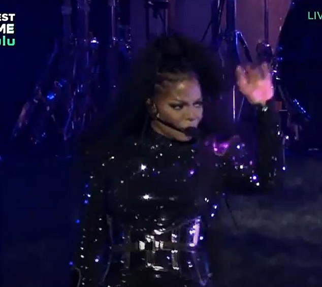 La actuación de Janet Jackson se vio obstaculizada brevemente por problemas técnicos en el Festival Essence de Nueva Orleans.