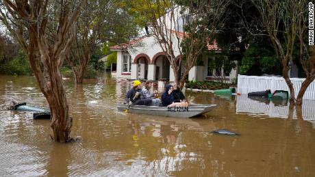 Personas remando en una calle inundada en Windsor, Australia, el 5 de julio de 2022