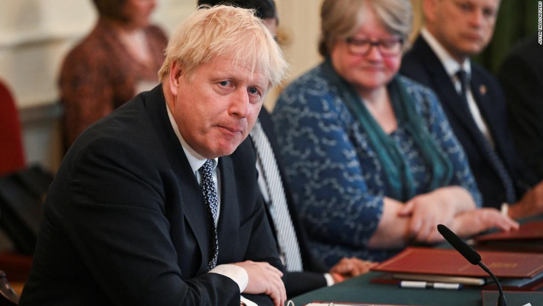 ¿Por qué el primer ministro del Reino Unido, Boris Johnson, enfrenta su mayor crisis y qué sigue?