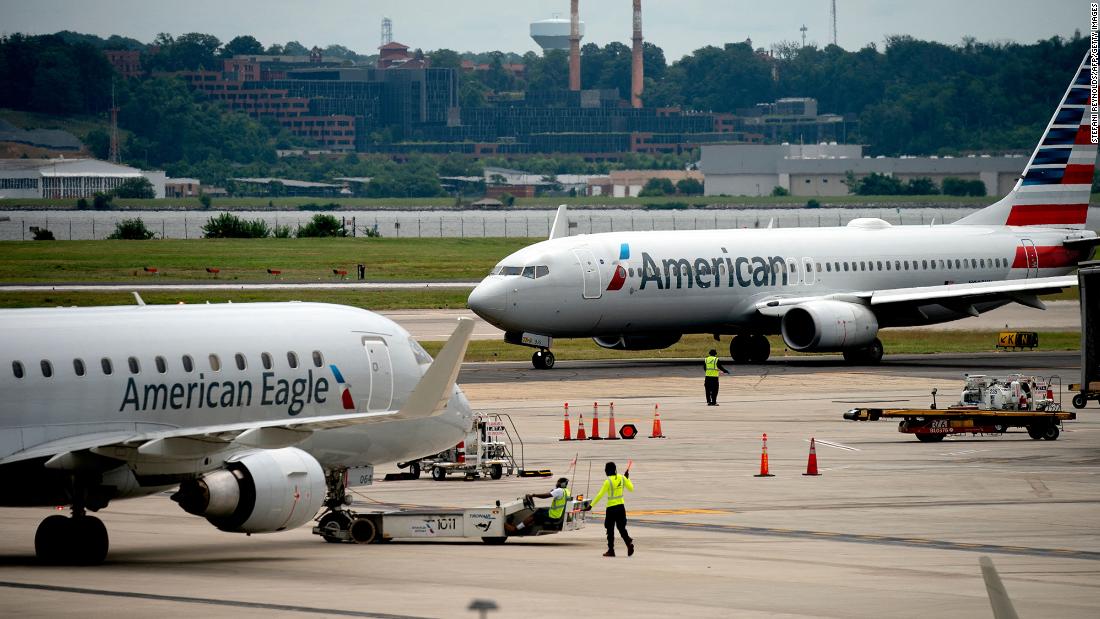 American Airlines ha triplicado los salarios de los pilotos después de que una falla en la programación dejó miles de vuelos sin pilotos