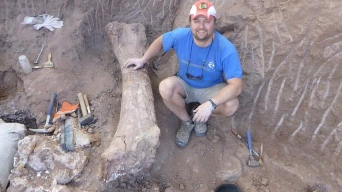 El paleontólogo Peter Makovicki estudia fósiles de dinosaurios en un sitio de excavación en el norte de la Patagonia, Argentina