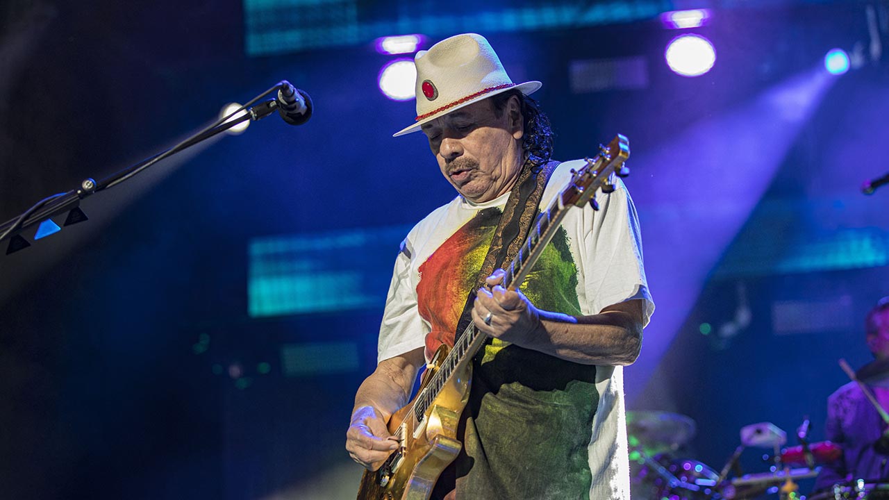 Santana cancela 6 fechas de la gira días después de que el guitarrista colapsara en el escenario debido a la deshidratación: 'solo necesito descansar'