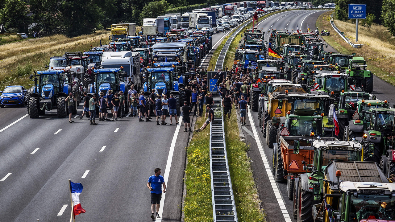 Agricultores holandeses forman 'Caravanas de la Libertad' para protestar contra las estrictas normas ambientales del gobierno