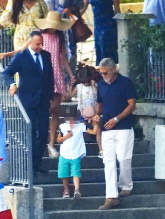 Cernobbio, Italia - *EXCLUSIVO* - El actor George Clooney y su esposa Amal disfrutan de sus vacaciones familiares en el condado de Como.  El actor de The Ocean's Eleven, de 61 años, se veía casual con su camisa azul durante un viaje en bote con Amal luciendo su vestido y sombrero de verano, mientras disfrutaba de las vistas de su entorno pintoresco durante el crucero familiar.  En la foto: George Clooney - Amal Clooney USA Backlines Must Read July 13, 2022: Team Cobra / Backgridosa: +1 310798 9111 / usasales@backgrid.comUK: +44208344 2007 / uksales@backgrid.com* Clientes del Reino Unido - Imágenes que contienen niños, por favor seleccione una cara antes de publicar *