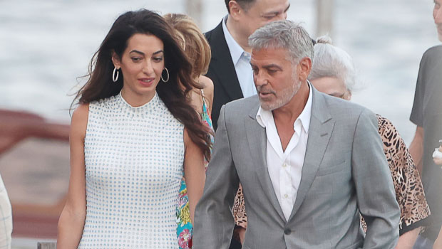 Amal Clooney con un vestido de plumas de avestruz con George en el lago de Como: imágenes - Hollywood Life