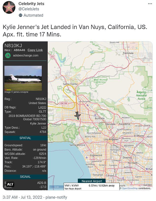 En el aire: con mucho espacio a bordo: el jet de lujo de Kylie tiene 10 asientos de cuero blanco bordados con sus iniciales (fue fotografiada en el avión a principios de este año con Stormi y Khloe)