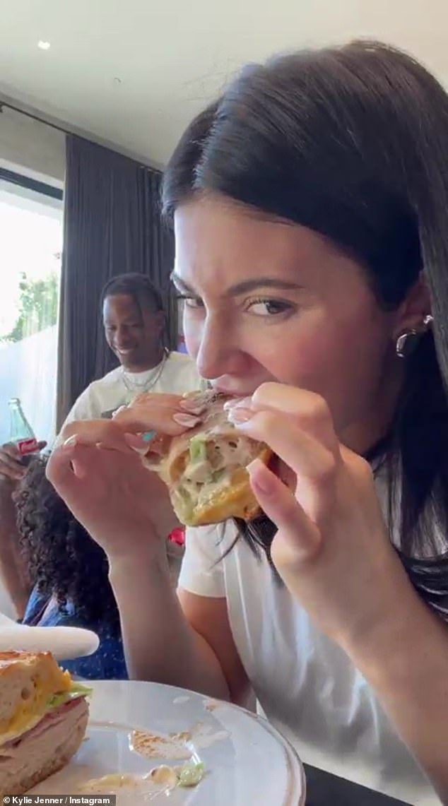 ¡mmm!  La alumna de Keeping Up with the Kardashians creó un tema en Instagram Story la semana pasada mientras preparaba deliciosos sándwiches para ella y Travis.