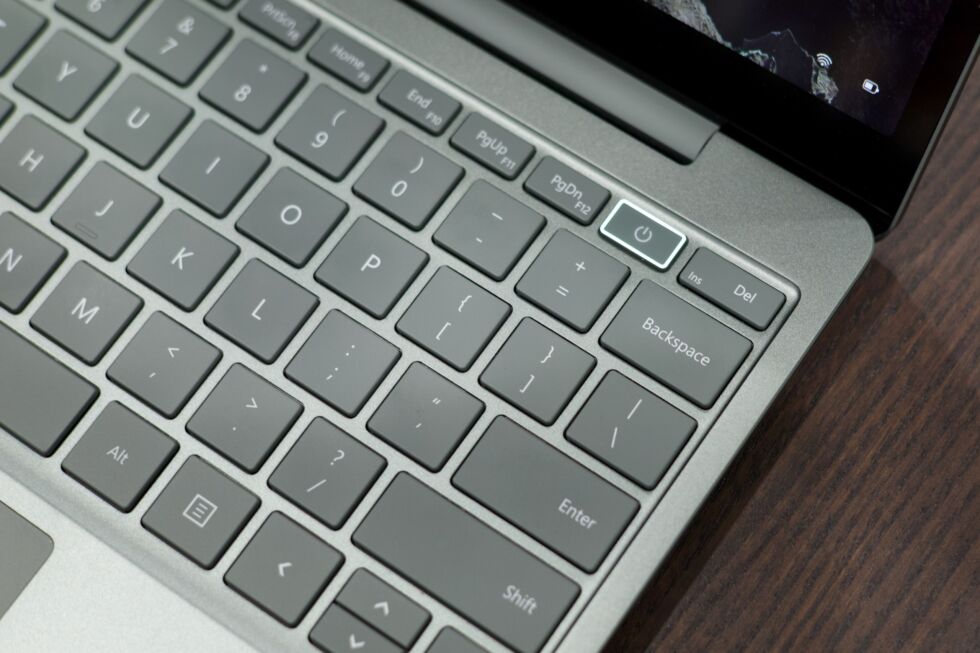 La Surface Laptop Go 2 no tiene un teclado retroiluminado, aunque el lector de huellas dactilares instalado en el botón de encendido es un buen toque.
