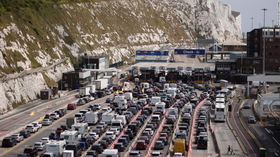 Se culpa al Brexit de los retrasos, ya que los camioneros y viajeros británicos se enfrentan a un punto muerto en Dover