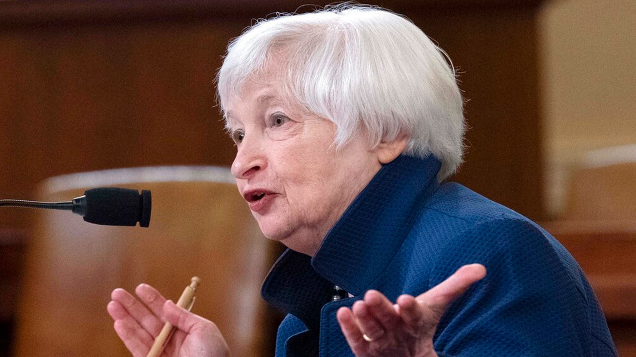 Yellen predice que las políticas antiinflacionarias de la Fed serán 'exitosas', después de calificarlas erróneamente de 'temporales'