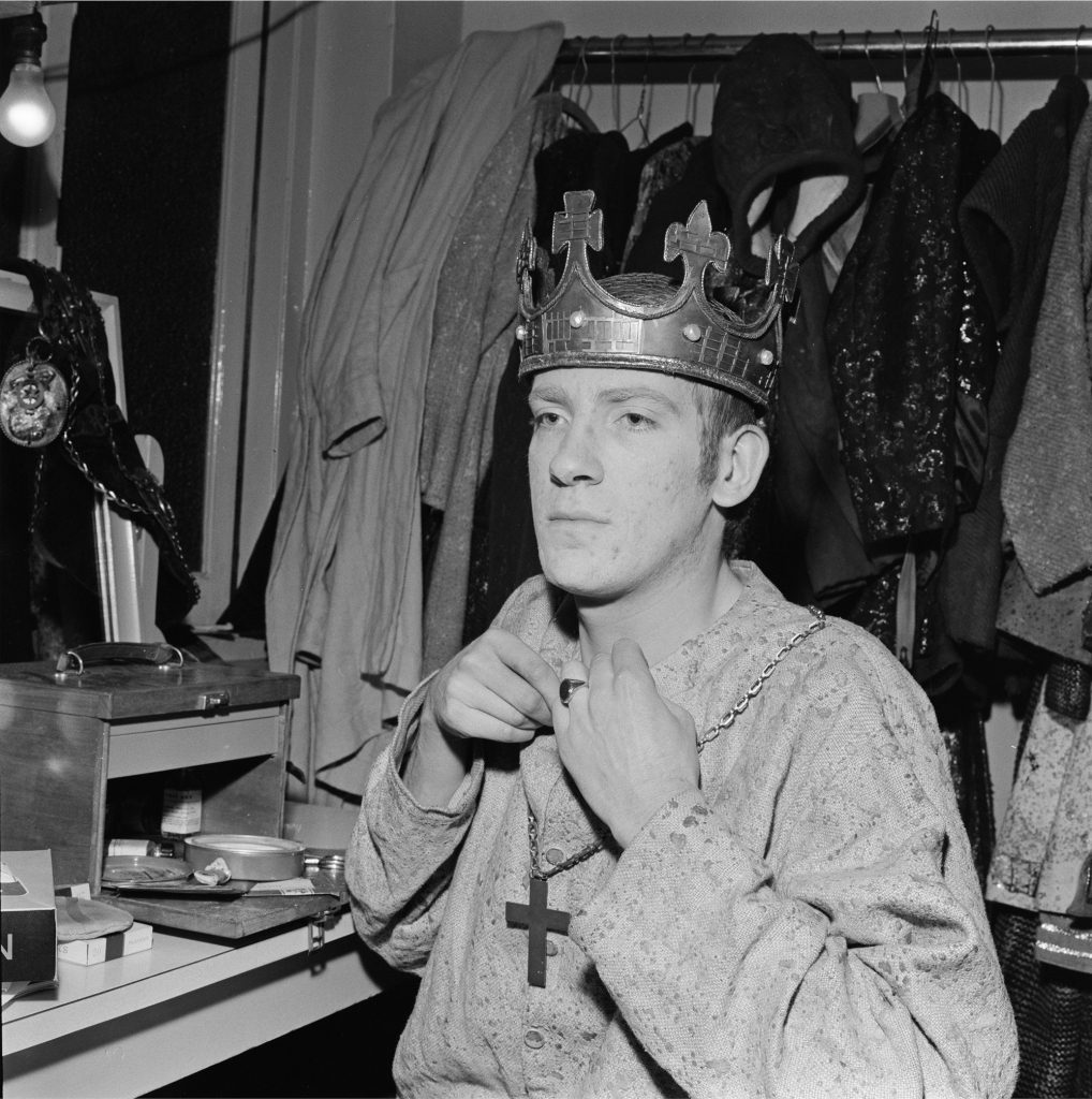 David Warner como el rey Enrique VI en una obra de teatro "Guerras de las rosas" en 1964.