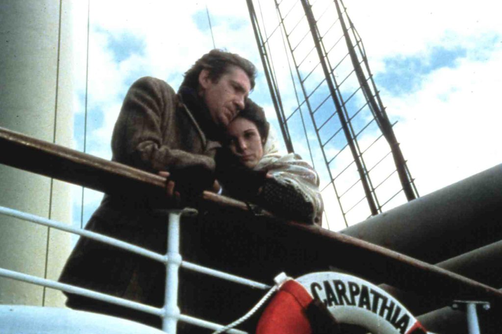 David Warner, que se muestra aquí con Susan St. James, también protagonizó 1979 "SOS Titanic."