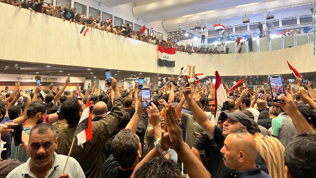 Manifestantes iraquíes irrumpen en el parlamento y denuncian el nombramiento de un nuevo primer ministro
