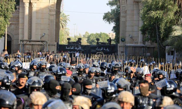 Las fuerzas de seguridad iraquíes montan guardia mientras los manifestantes intentan asaltar la Zona Verde.