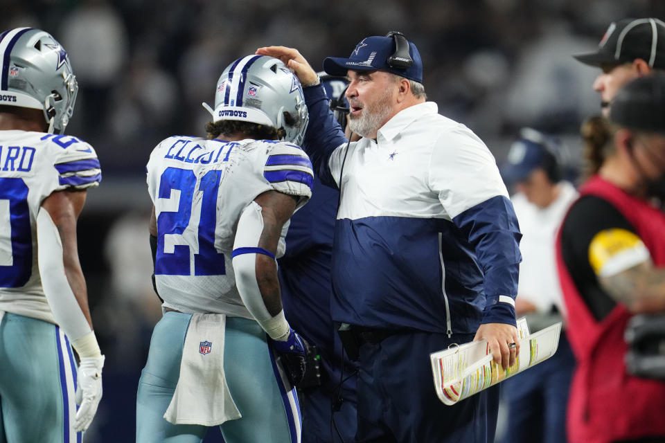 El entrenador de los Dallas Cowboys, Mike McCarthy (derecha), continúa expresando su apoyo a Ezequiel Elliott incluso cuando se ciernen dudas sobre el futuro de Elliott con el equipo.  (Foto de Cooper Neal/Getty Images)
