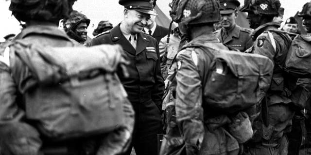 El general Eisenhower da la orden del día, "Victoria completa - nada más" Los paracaidistas estuvieron en Inglaterra justo antes de abordar sus aviones para participar en el primer ataque en la conquista de Europa.