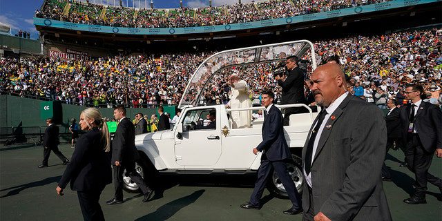 El Papa Francisco llega para una misa al aire libre en el Commonwealth Stadium, el martes 26 de julio de 2023, en Edmonton, Alberta. 