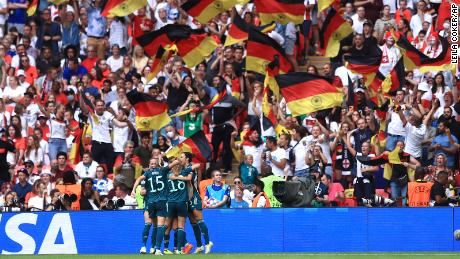 Los jugadores de Alemania celebran el empate de Magul.